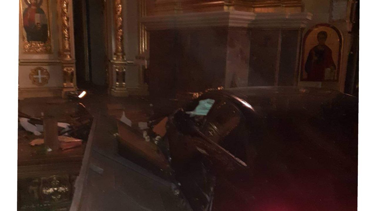 В Тернополе автоледи протаранила двери Кафедрального собора и повредила плащаницу