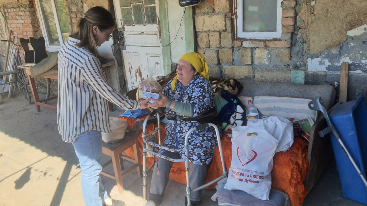 Переселенцы и жители Килийской громады с инвалидностью получили традиционные пасхальные наборы от "Фонда Добра и Любви"