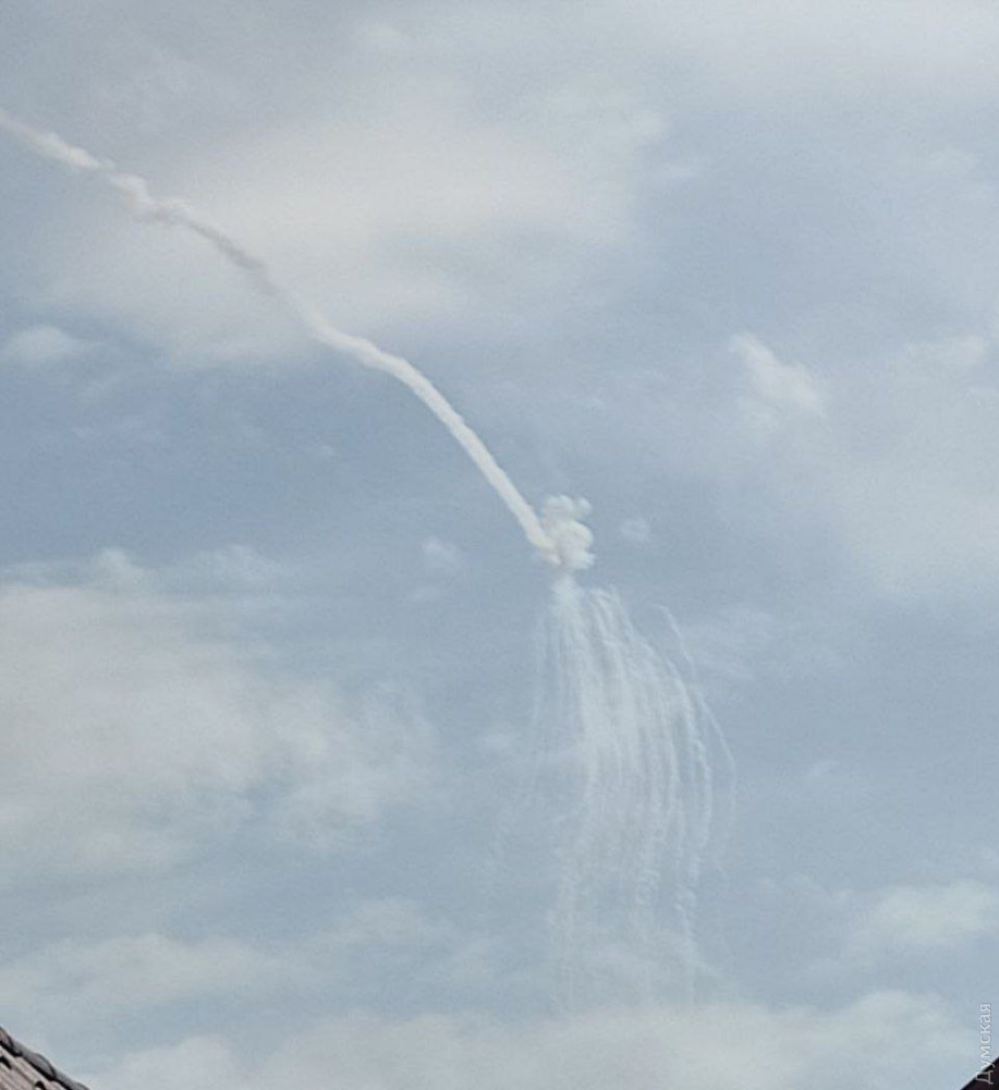 Оккупанты нанесли ракетный удар по Одессе: часть ракет сбита, но есть и попадания.