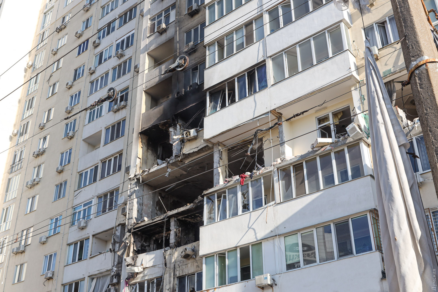 В одесской высотке продолжают ликвидировать последствия ракетного удара: некоторые жильцы до сих пор не вышли на связь