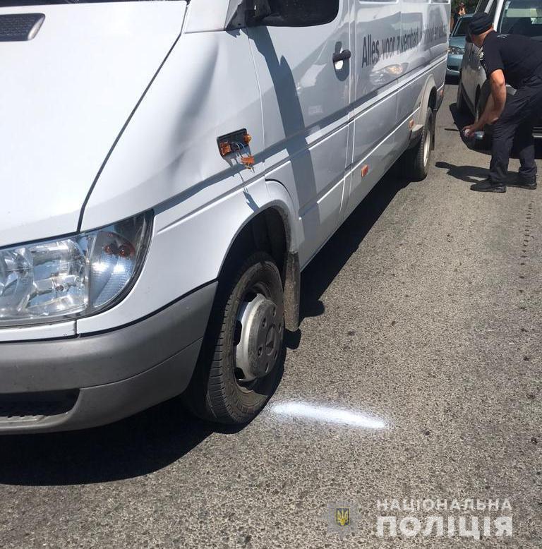 Резко выбежал на дорогу: в Измаильском районе микроавтобус сбил подростка