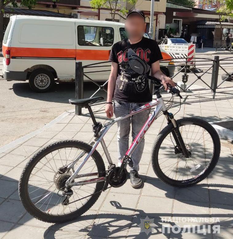 "От 5 до 8" за мародерство по законам военного времени: в Одесской области задержаны велосипедные воры и похитительница пенсии