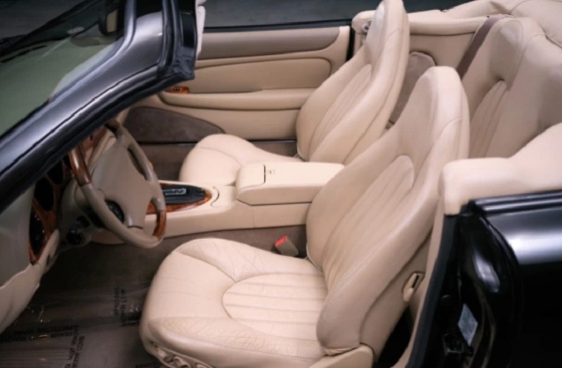 Кабриолет Jaguar XK8: известный актер Ричард Гир выставил на аукцион раритетное авто, чтобы помочь украинцам