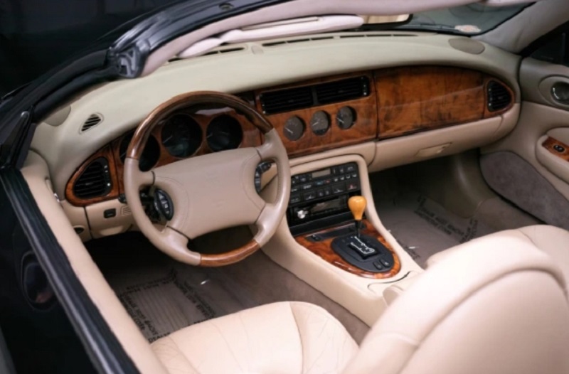 Кабриолет Jaguar XK8: известный актер Ричард Гир выставил на аукцион раритетное авто, чтобы помочь украинцам