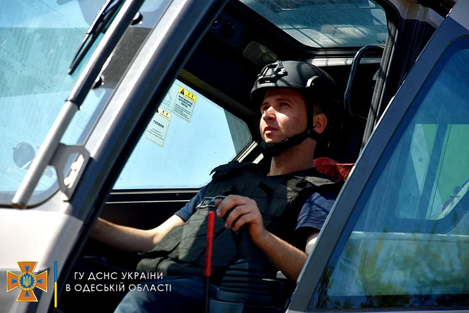 Пиротехники уничтожили в Одесском районе две авиабомбы (видео)