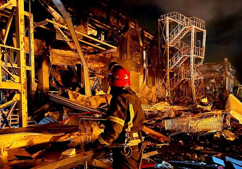 Последствия ночной ракетной атаки по Одессе - один погибший, пятеро раненных, разрушен торговый центр и продуктовый склад