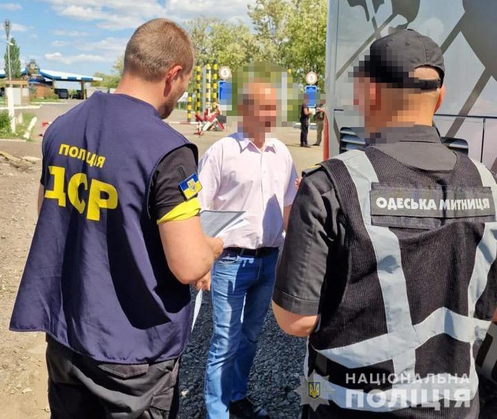 В Одесской области задержали иностранцев, пытавшихся ввезти в Украину фрукты и овощи под видом гуманитарной помощи