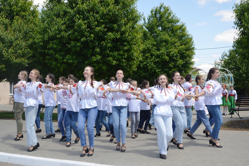 Кілійці влаштували флешмоб до Дня Вишиванки (фоторепортаж)