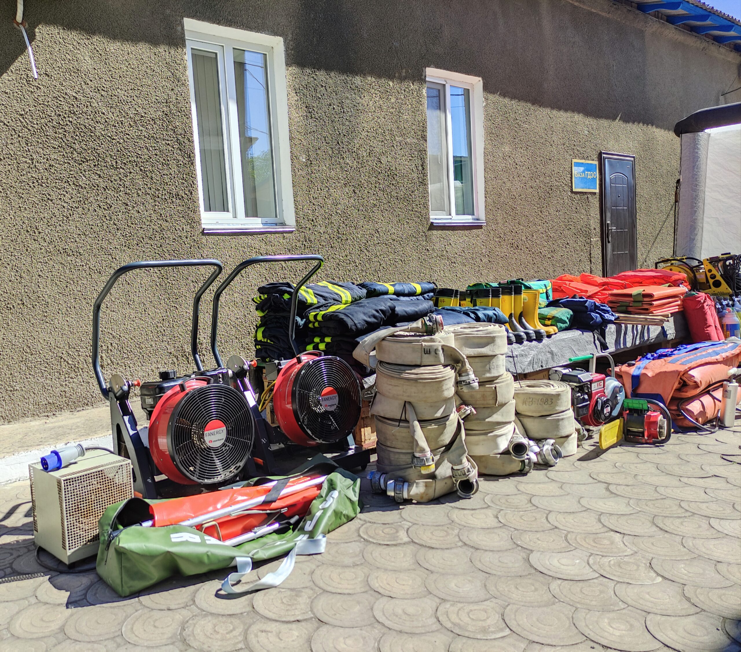 Дымососы, мотопомпа, палатка и спецодежда: спасатели Аккермана получили гуманитарную помощь на более чем 1,5 млн гривен (фоторепортаж)