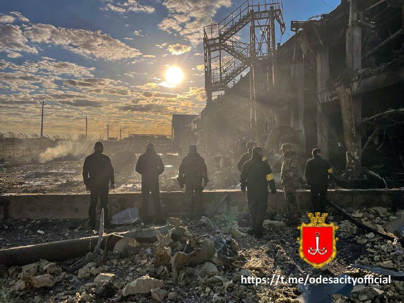 Последствия ночной ракетной атаки по Одессе - один погибший, пятеро раненных, разрушен торговый центр и продуктовый склад