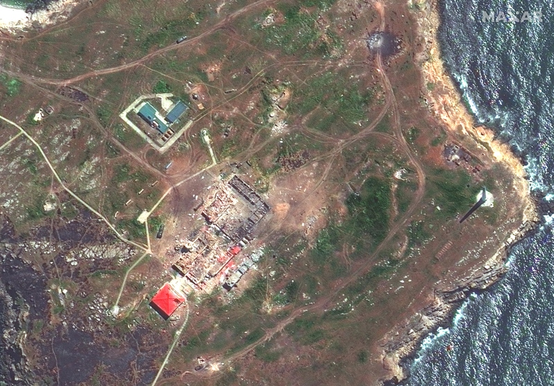 Последствия атак ВСУ по силам РФ на острове Змеиный - кадры со спутника