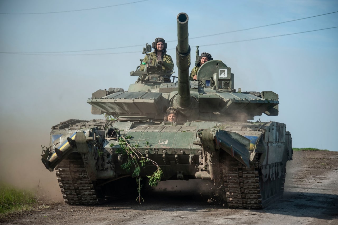 Бойцы 93-й ОМБр "Холодний яр" провели свой военный парад на трофейных российских танках (фоторепортаж)