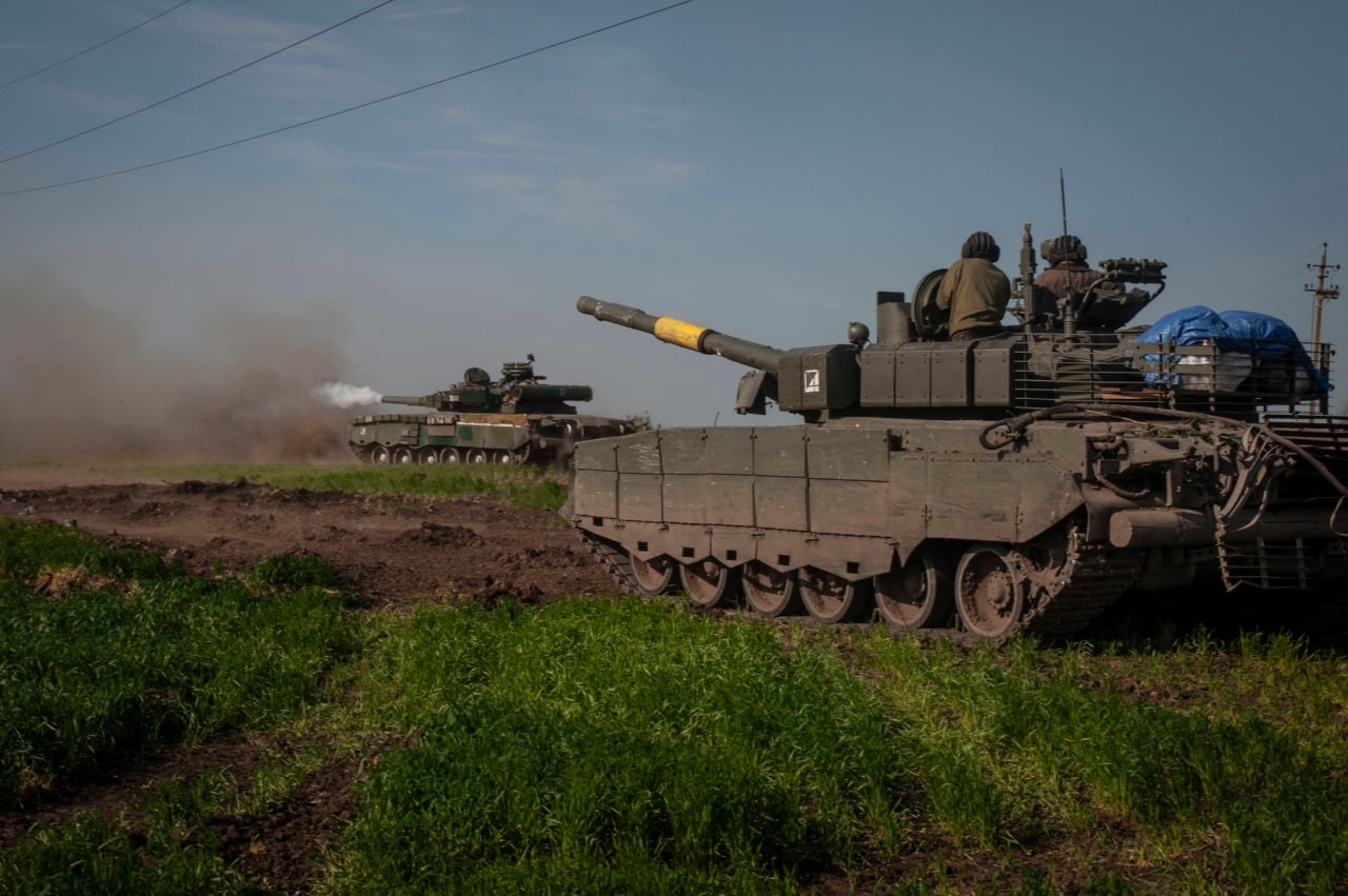 Бойцы 93-й ОМБр "Холодний яр" провели свой военный парад на трофейных российских танках (фоторепортаж)