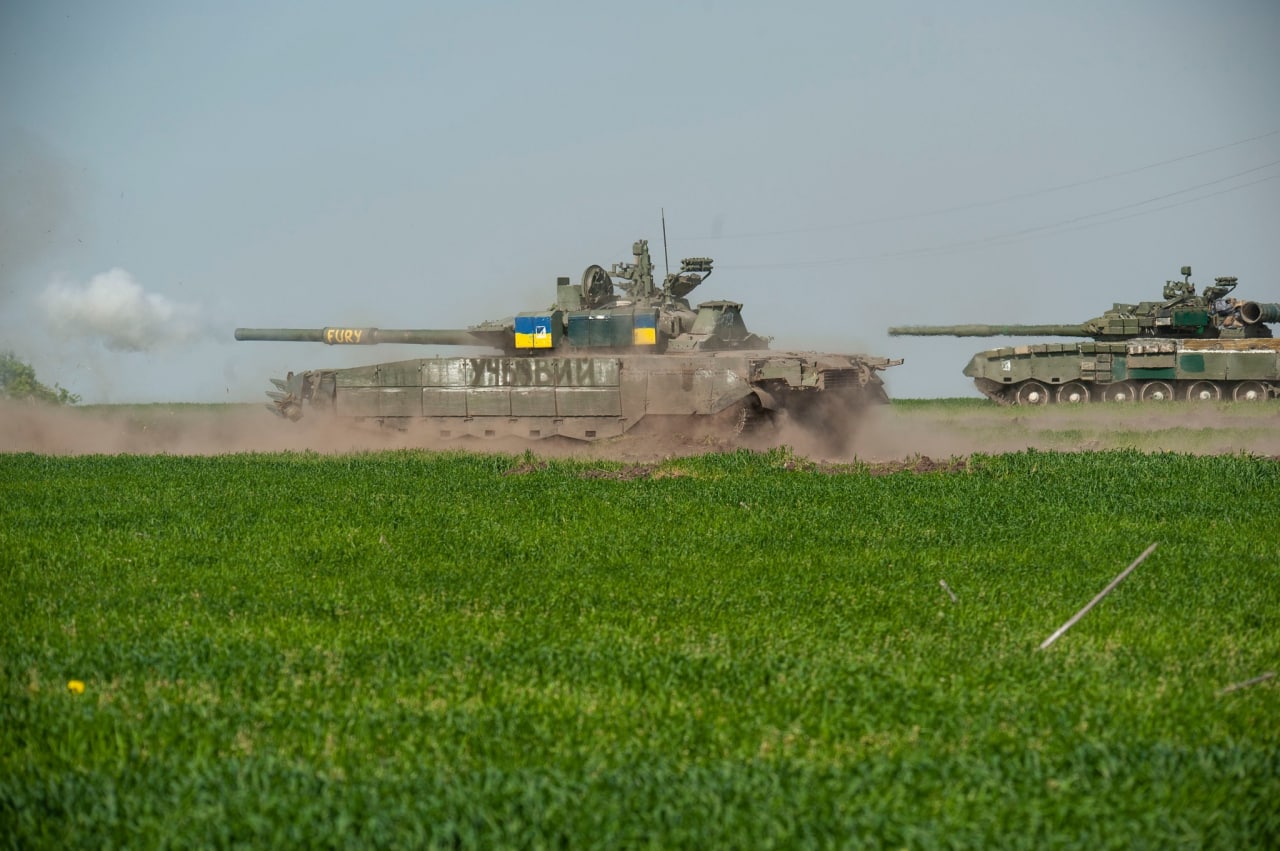 Бойцы 93-й ОМБр "Холодний яр" провели свой военный парад на трофейных российских танках (фоторепортаж)