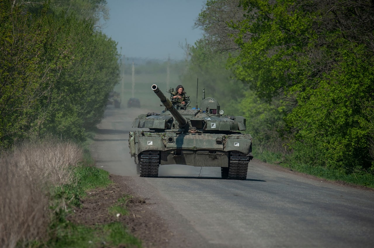 Бойцы 93-й ОМБр "Холодний яр" провели свой военный парад на трофейных российских танках (фоторепортаж)