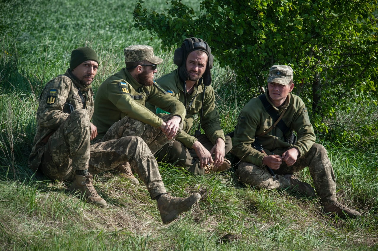 Бойцы 93-й ОМБр "Холодний яр" провели свой военный парад на трофейных российских танках (фоторепортаж)
