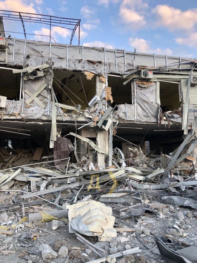 Разрушено пять строений, два человека в больнице: вечером оккупанты выпустили по Одесской области три ракеты "Кинжал"