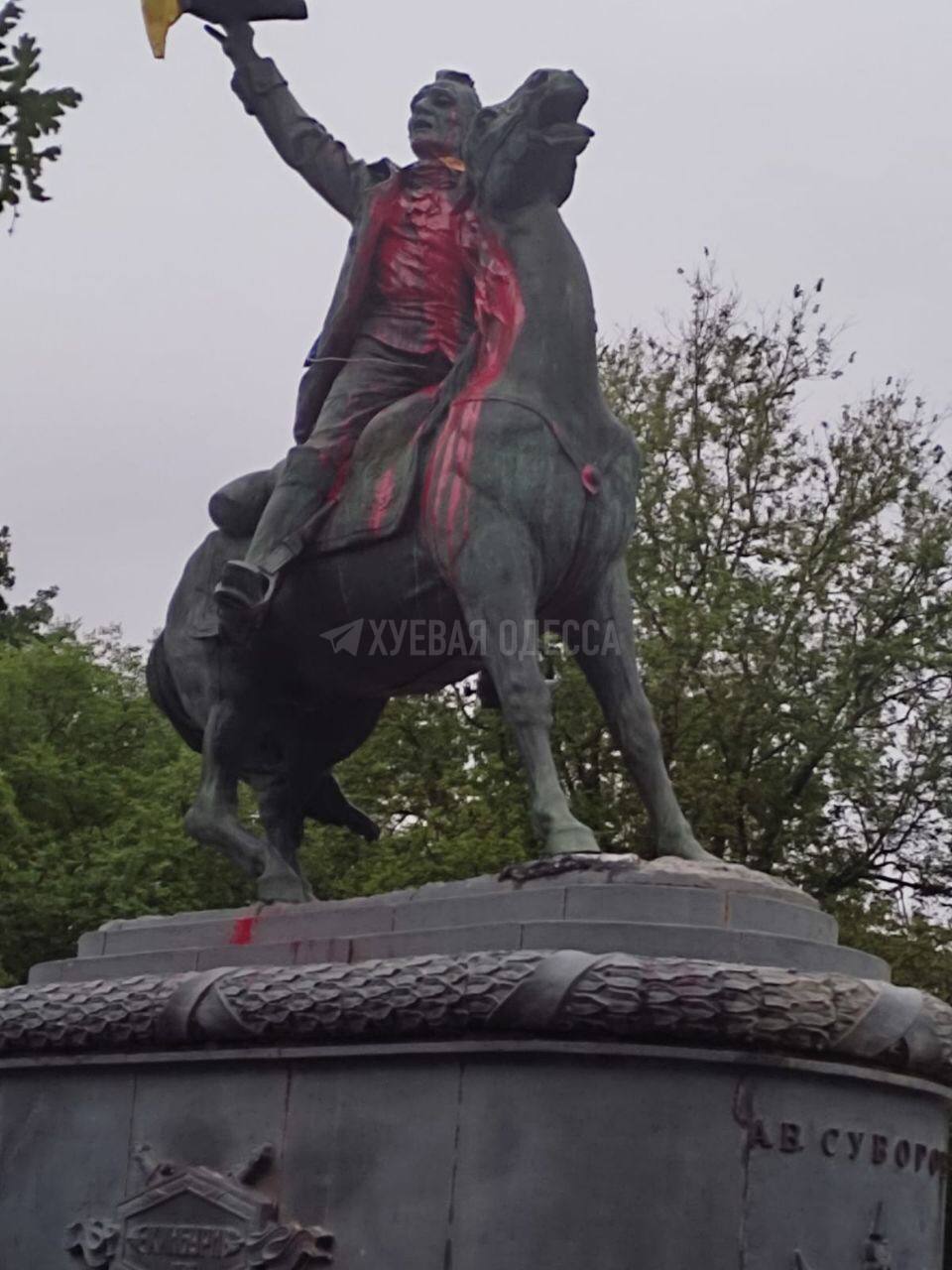 В Измаиле памятник Суворову снова облили красной краской (фото)