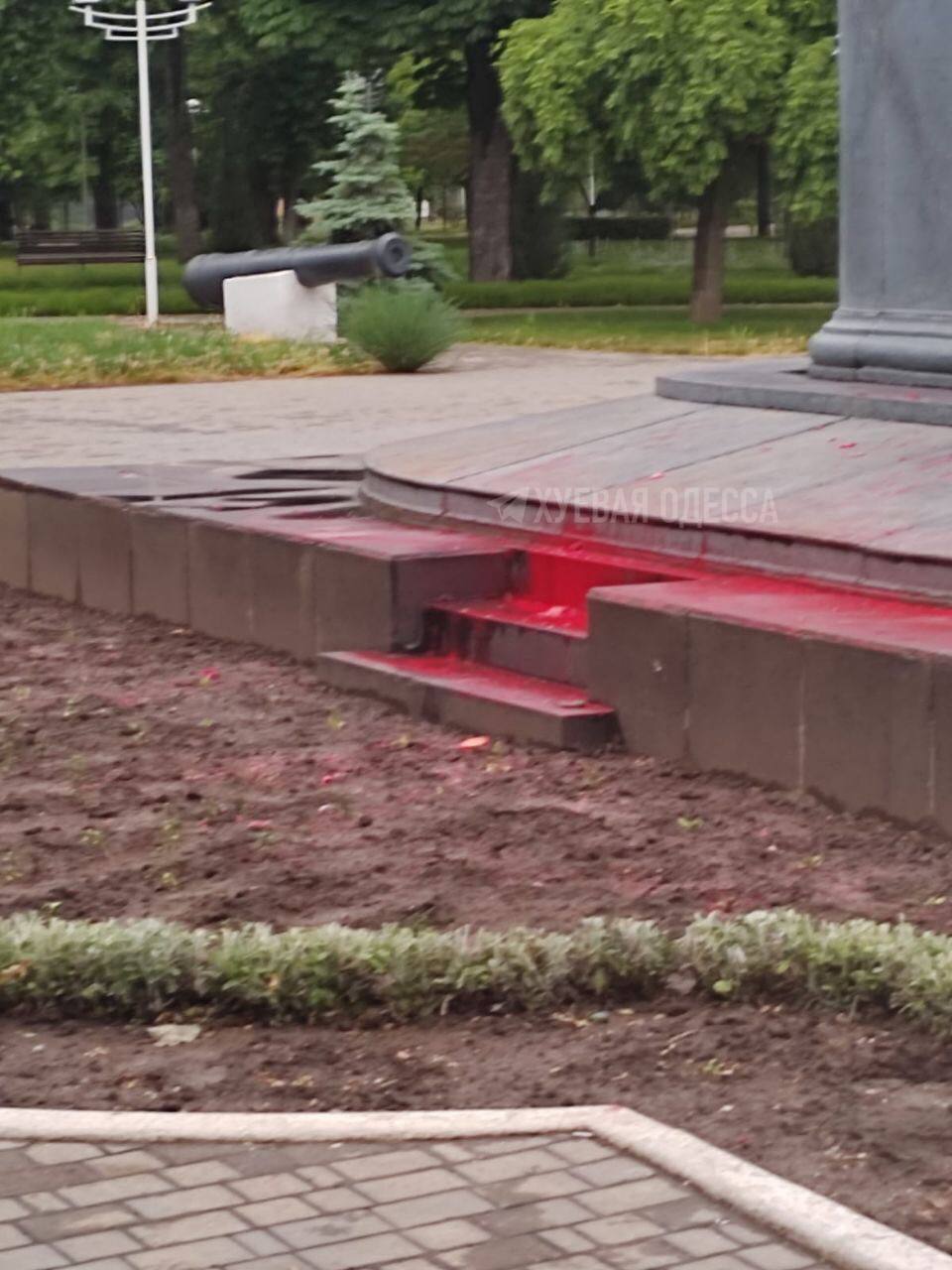 В Измаиле памятник Суворову снова облили красной краской (фото)