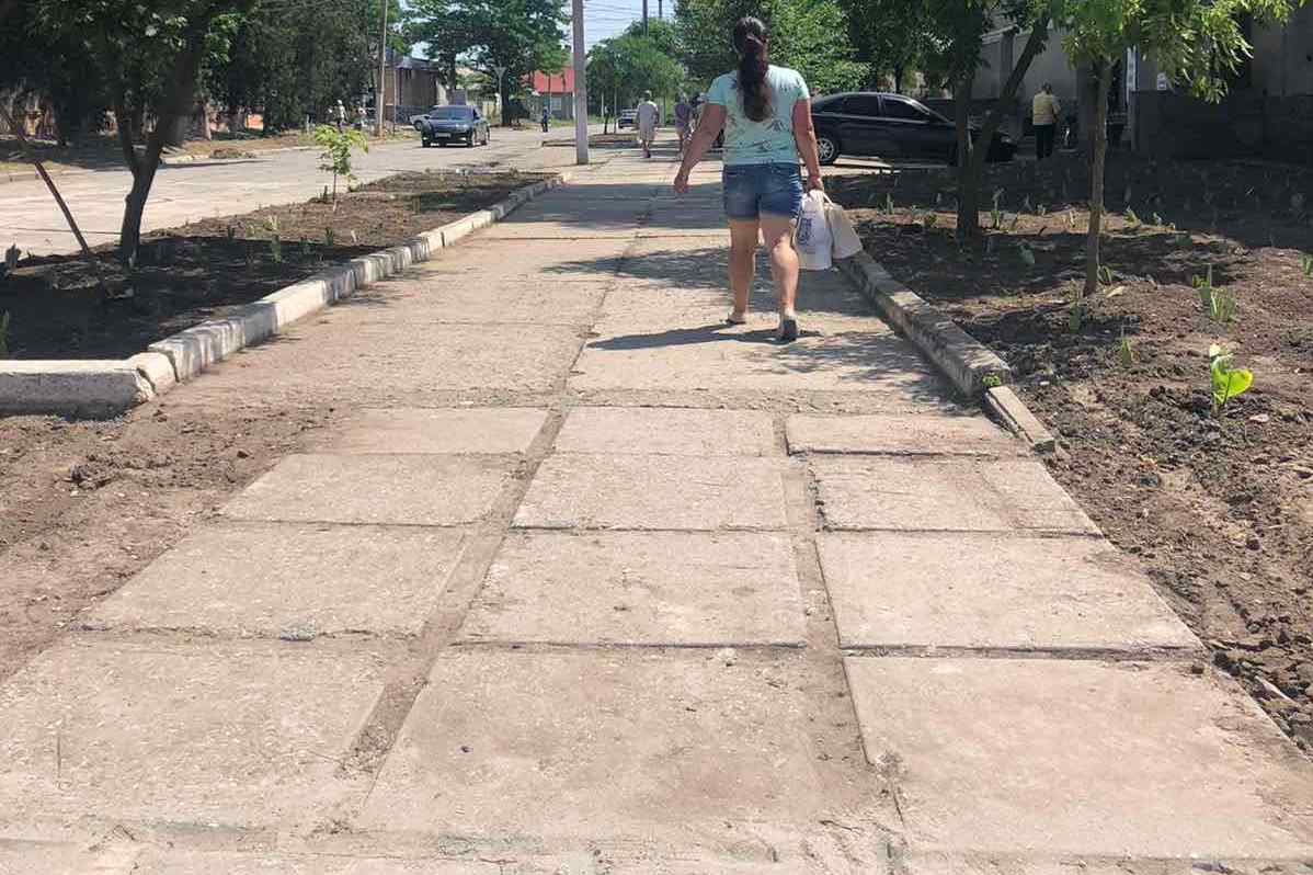 Коммунальщики переложили дорожные и тротуарные плиты в оживленном участке Килии