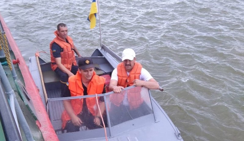 На территории Ренийского порта водолазы достали из воды тело утонувшего накануне мужчины