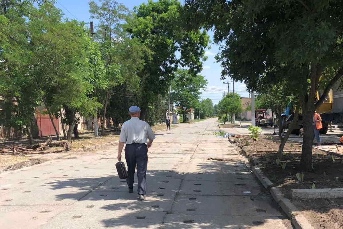 Коммунальщики переложили дорожные и тротуарные плиты в оживленном участке Килии