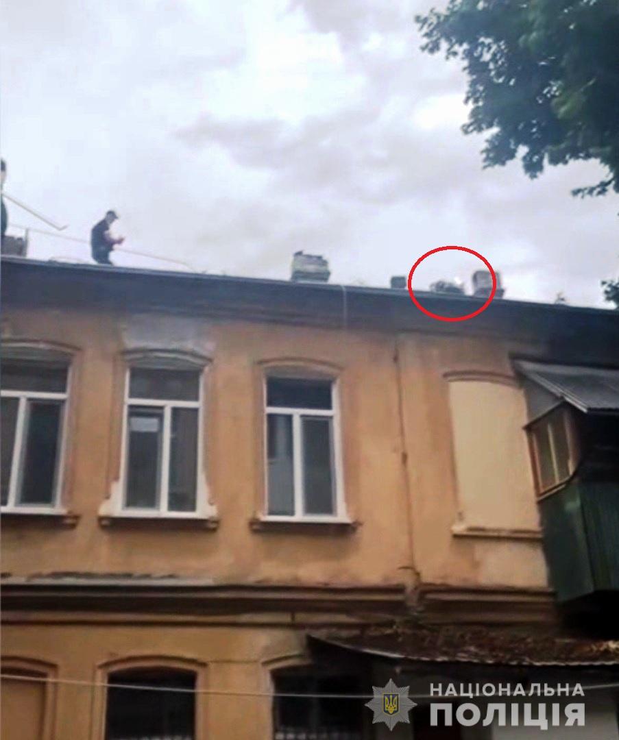 Когда попался, угрожал спрыгнуть с крыши: в Одессе задержали рецидивиста из Килии, который ограбил пенсионерку в трамвае