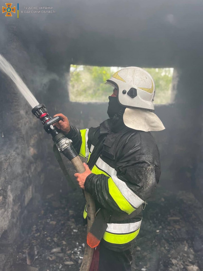 В Белгород-Днестровском районе спасатели тушили пожар в "заброшке"