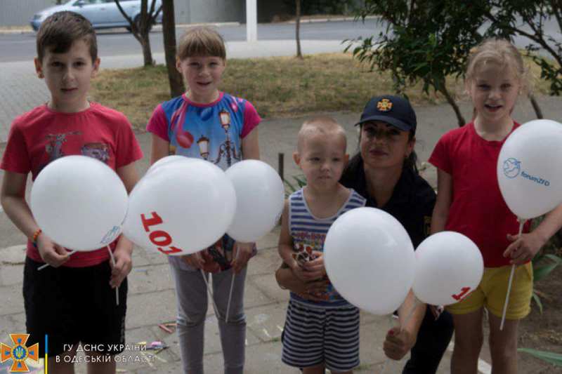 Спасатели - за безопасное детство: в Измаиле пожарные провели для детей-переселенцев увлекательное мероприятие
