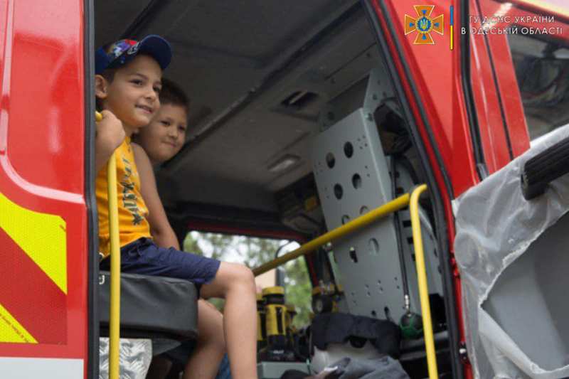Спасатели - за безопасное детство: в Измаиле пожарные провели для детей-переселенцев увлекательное мероприятие
