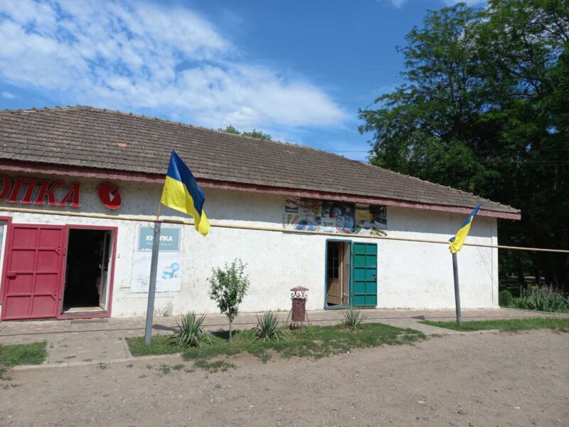 "Оберег, знак борьбы и победы": в Тарутино шьют украинские флаги и развешивают по всей громаде