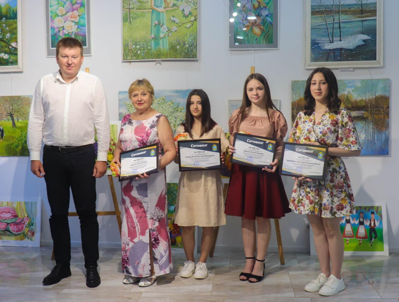 В Арцизе талантливые дети Школы искусств получили денежные сертификаты от мэрии