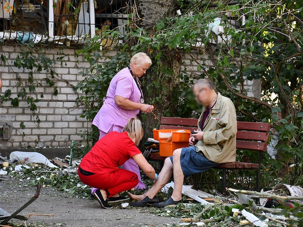 Количество жертв утреннего обстрела Николаева возросло: появились фото последствий вражеской атаки