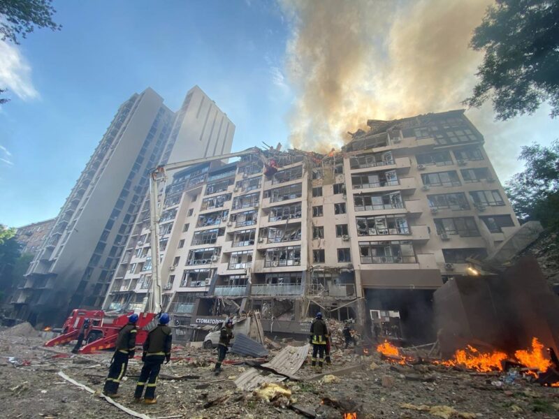 Последствия ракетной атаки на Киев: под завалами нашли первую жертву