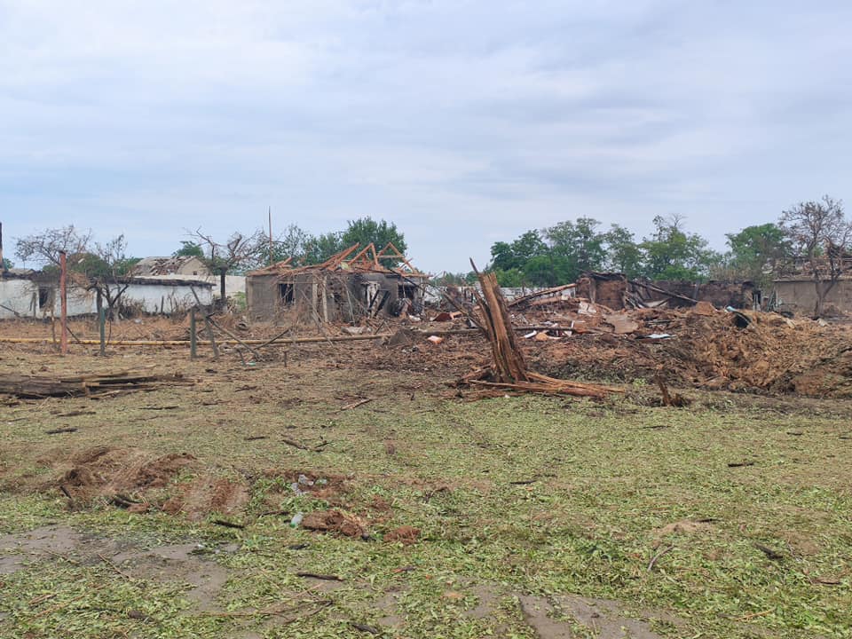 Два частных дома разрушены до основания, более 60-ти не пригодны для жизни: последствия ночного ракетного удара по селу Маяки