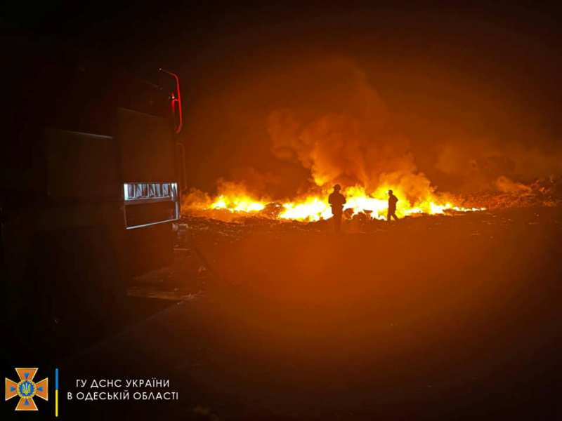 В Белгород-Днестровском районе спасатели порядка 3 часов тушили крупное возгорание на санкционированной свалке