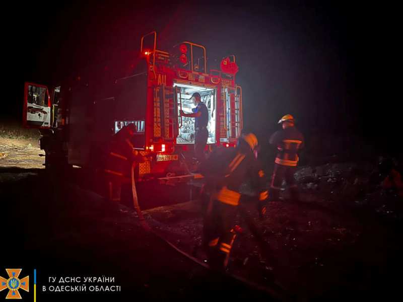 В Белгород-Днестровском районе спасатели порядка 3 часов тушили крупное возгорание на санкционированной свалке