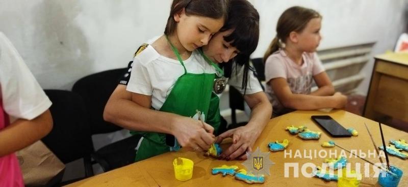 Печенье, заряженное на победу: в Болградском районе дети напекли патриотичных сладостей для военных и правоохранителей