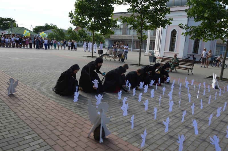 Центральную площадь Килии украсили более 200 бумажных ангелов в память о погибших в войне детях