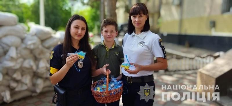 Печенье, заряженное на победу: в Болградском районе дети напекли патриотичных сладостей для военных и правоохранителей