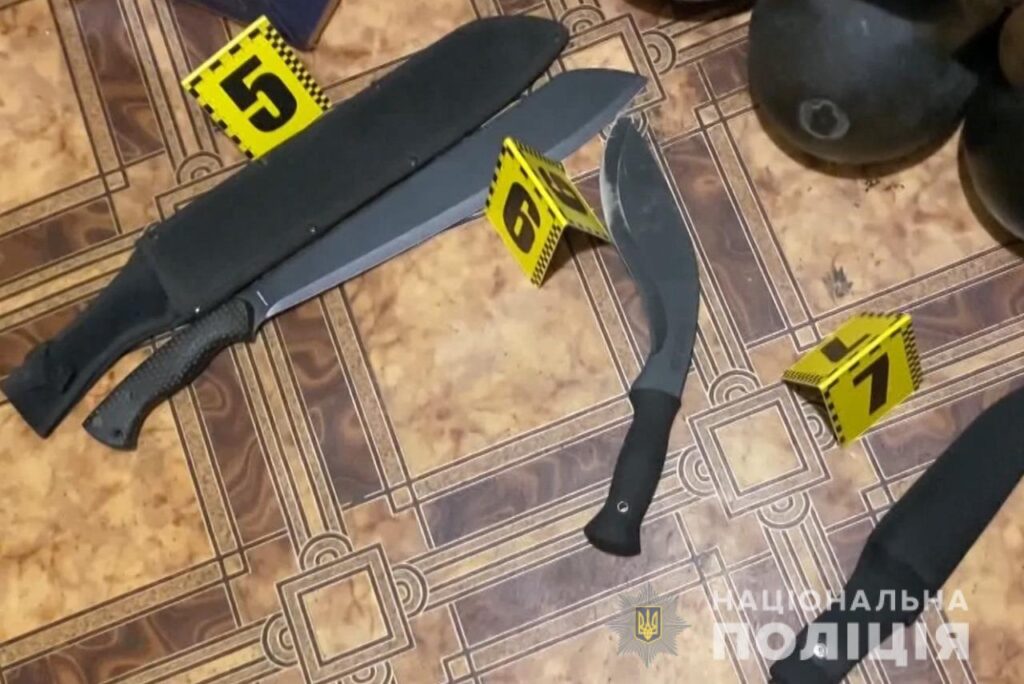 В центре Одессы полицейские задержали 53-летнего горожанина с мачете и марихуаной: дома мужчина хранил оружие и боеприпасы