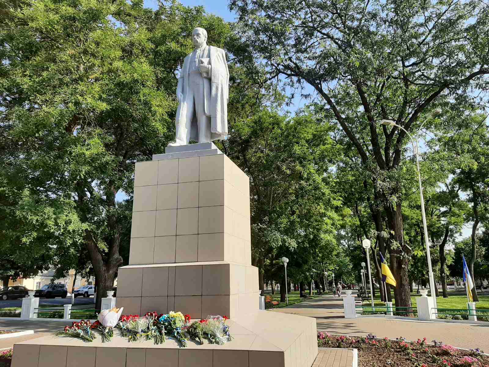 День Конституции в Измаиле отметили возле памятника Т. Г. Шевченко