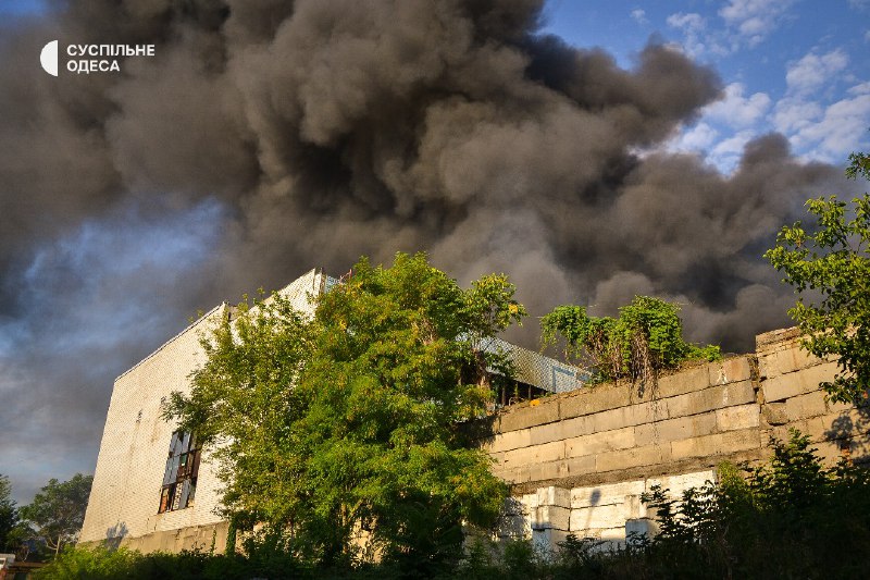 В Одессе опасаются взрыва в районе ракетного удара - возникла угроза приближения огня к опасным веществам