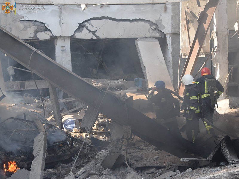 Спасатели показали последствия утреннего ракетного удара по Николаеву