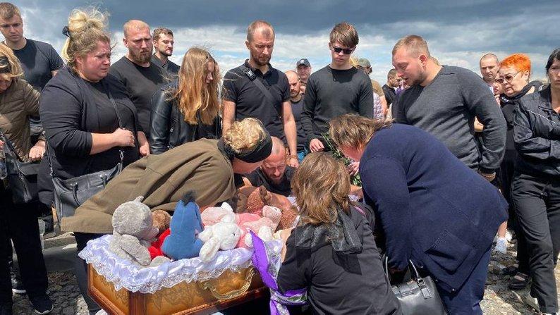 В Виннице похоронили четырехлетнюю Лизу, которая погибла от удара ракеты рф