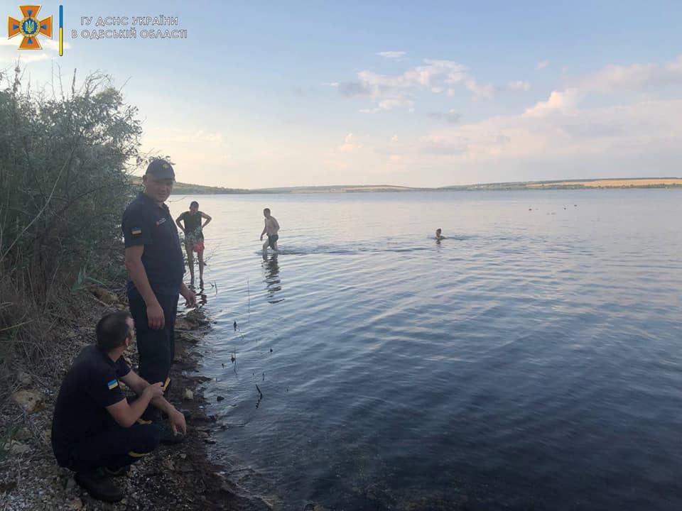19-летний парень утонул в пруду Одесской области. Жизни двоих подростков удалось спасти