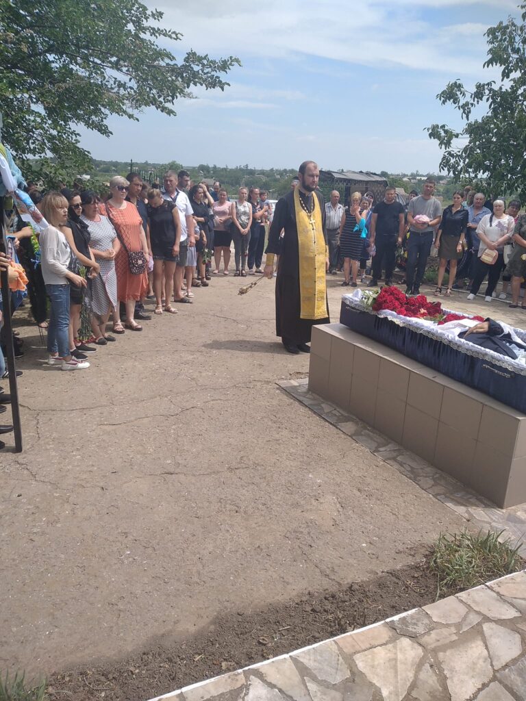 В Белгород-Днестровском районе проводили в последний путь 34-летнего мужчину, погибшего в результате ракетного удара в Сергеевке