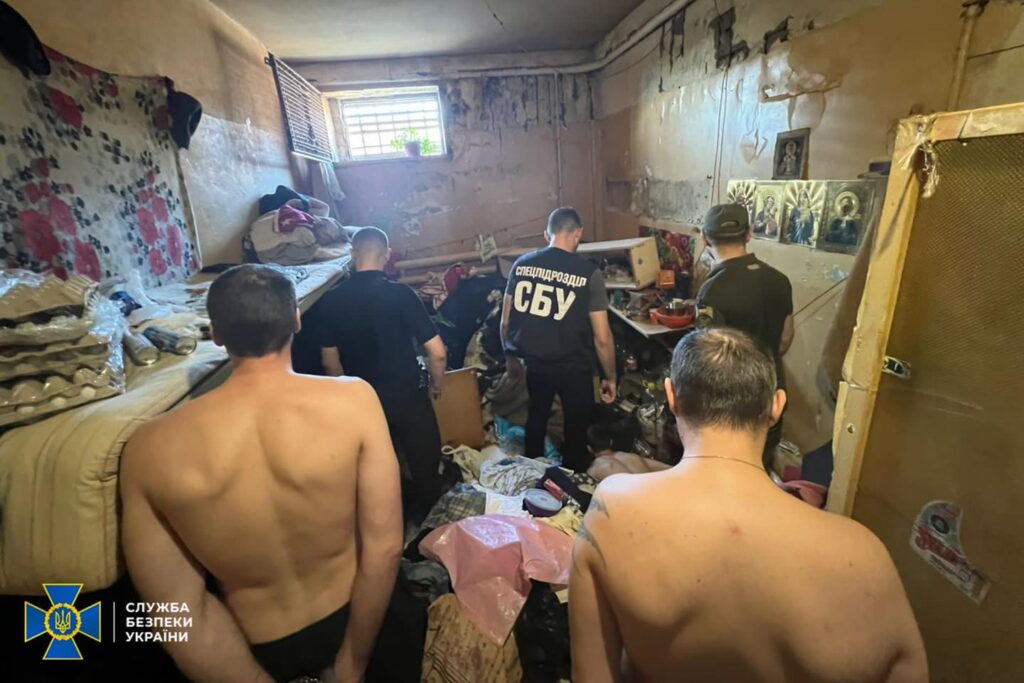 В Одессе СБУ задержала участников банды, которая выбивала деньги из арестантов СИЗО. Один из преступников оказался бойцом ТРО