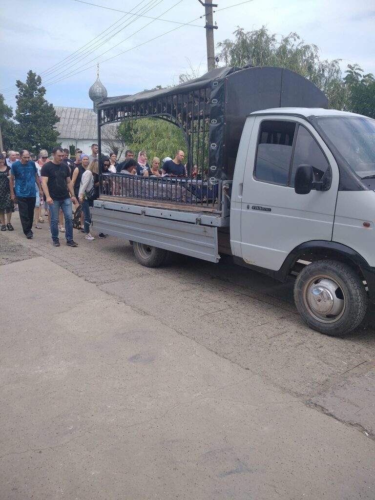 В Белгород-Днестровском районе проводили в последний путь 34-летнего мужчину, погибшего в результате ракетного удара в Сергеевке