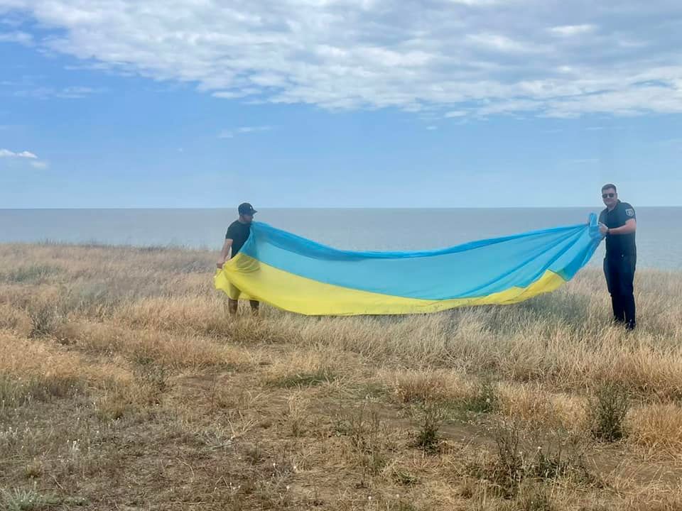 На одном из маяков Одесщины развернули шестиметровый флаг Украины